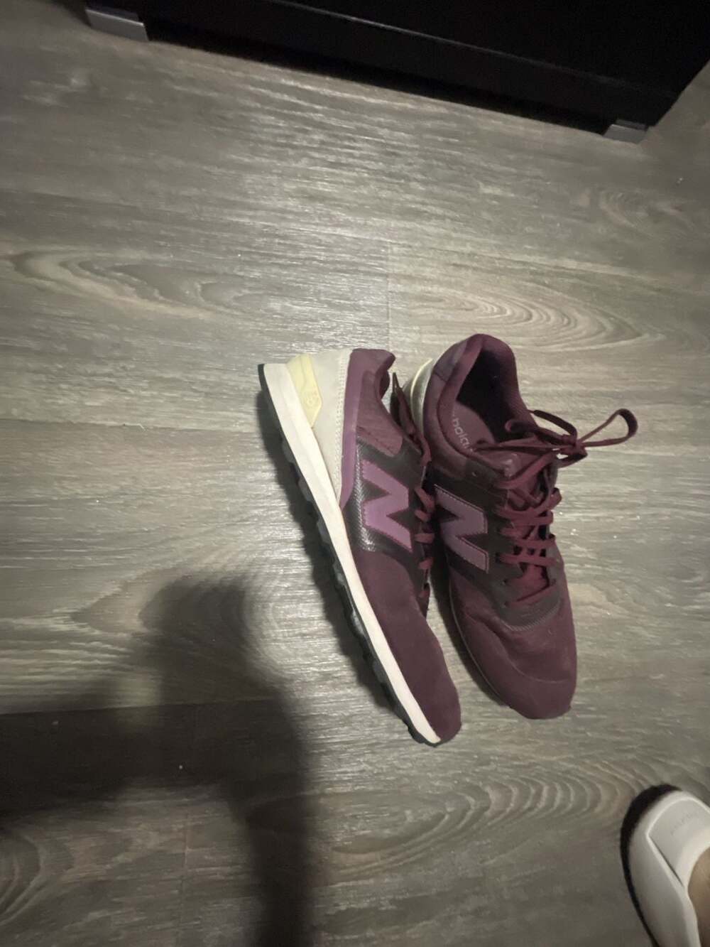 New Balance 696 Classic Women's Sneakers in Burgundy/Wine WL696NOD